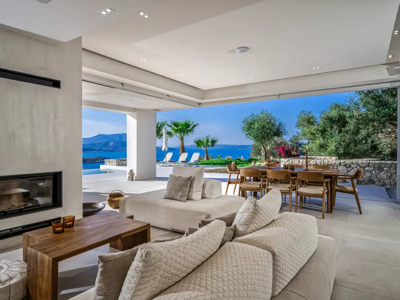 The living room, with the terrace and the sea beyond