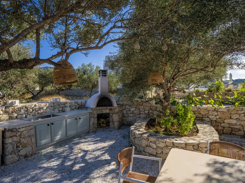 The outdoor kitchen with the pizza oven